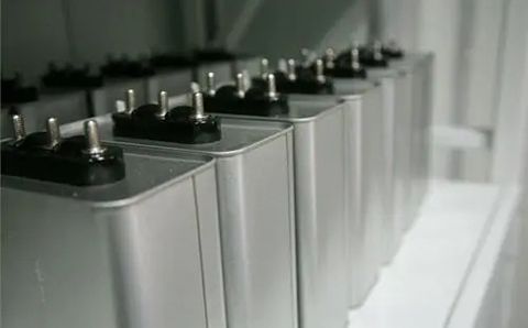 哪些因素影響電力電容器的容量？